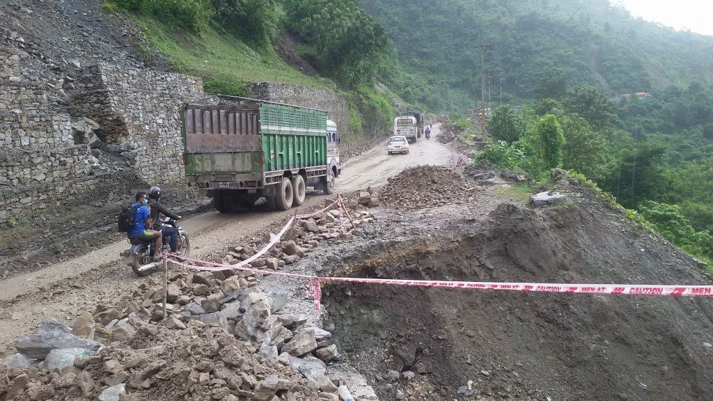 बाढीपहिरोको जोखिम रोक्न उच्च सतर्कता