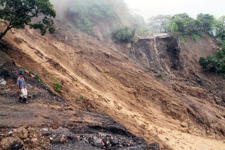 काभ्रे र रामेछापमा पहिरोमा पुरिएर तीनको मृत्यु