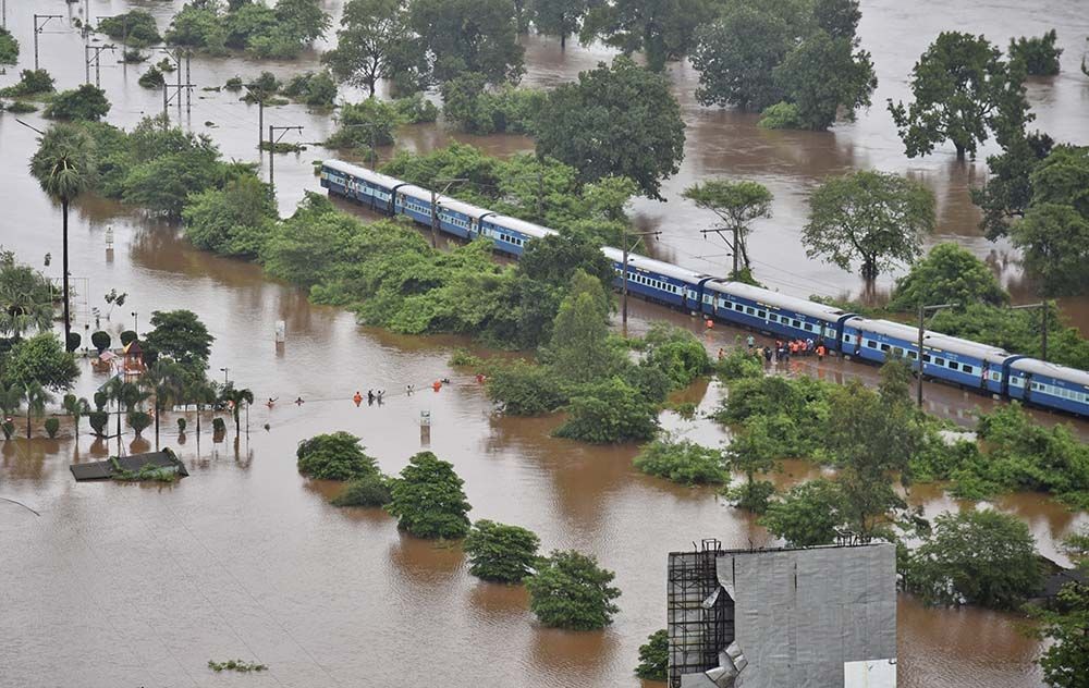 मुम्बई जलमग्न, बाढीमा फसेको रेलका हजारभन्दा बढी यात्रुको १५ घन्टापछि उद्धार