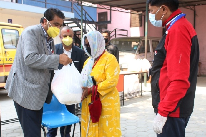 द्वारिका होटल र नोबेल कलेजद्वारा छसय परिवारलाई राहत वितरण