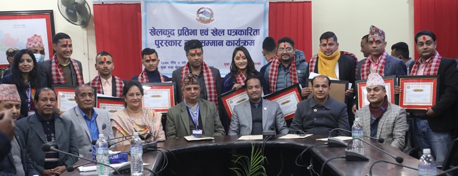 मन्त्रालयद्वारा  खेल पत्रकार र खेलाडीहरु सम्मानित