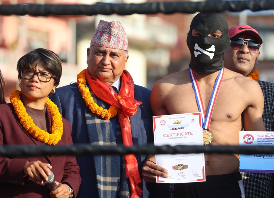 आरडब्लु विन्टर स्लाममा चट्टानलाई हेभीवेट बेल्टको उपाधि