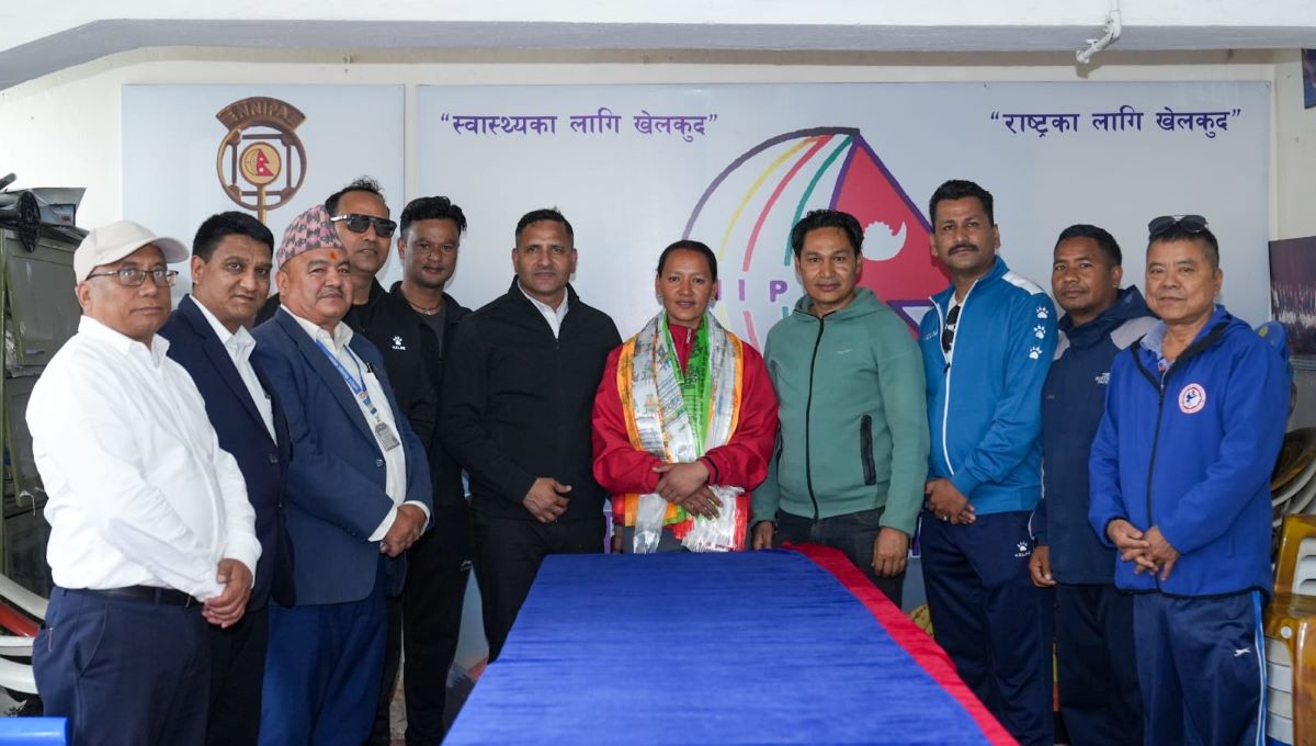 फेन्सिङ खेलाडी अनिताले सगरमाथा आरोहण गर्ने