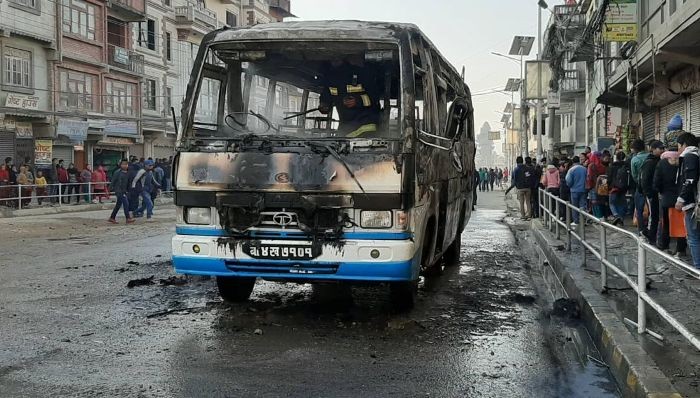 गाडीको ठक्करबाट विद्यार्थी गम्भीर घाइते, चावहिलमा यातायत अवरुद्ध