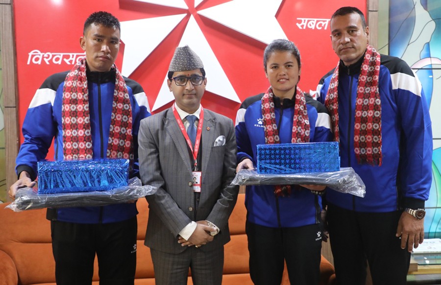 एनआईसी एशिया बैंकद्वारा भलिबल टोलीलाई खेल पेशाक हस्तान्तरण