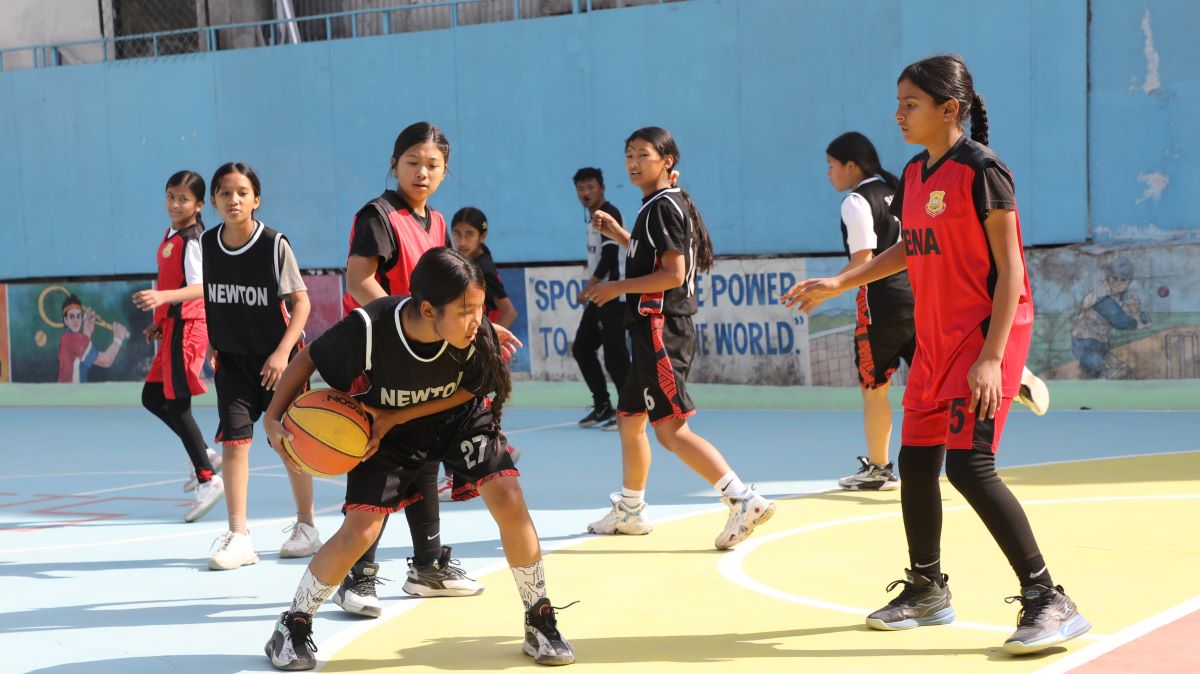 न्युटन र हिमशिला विजयी