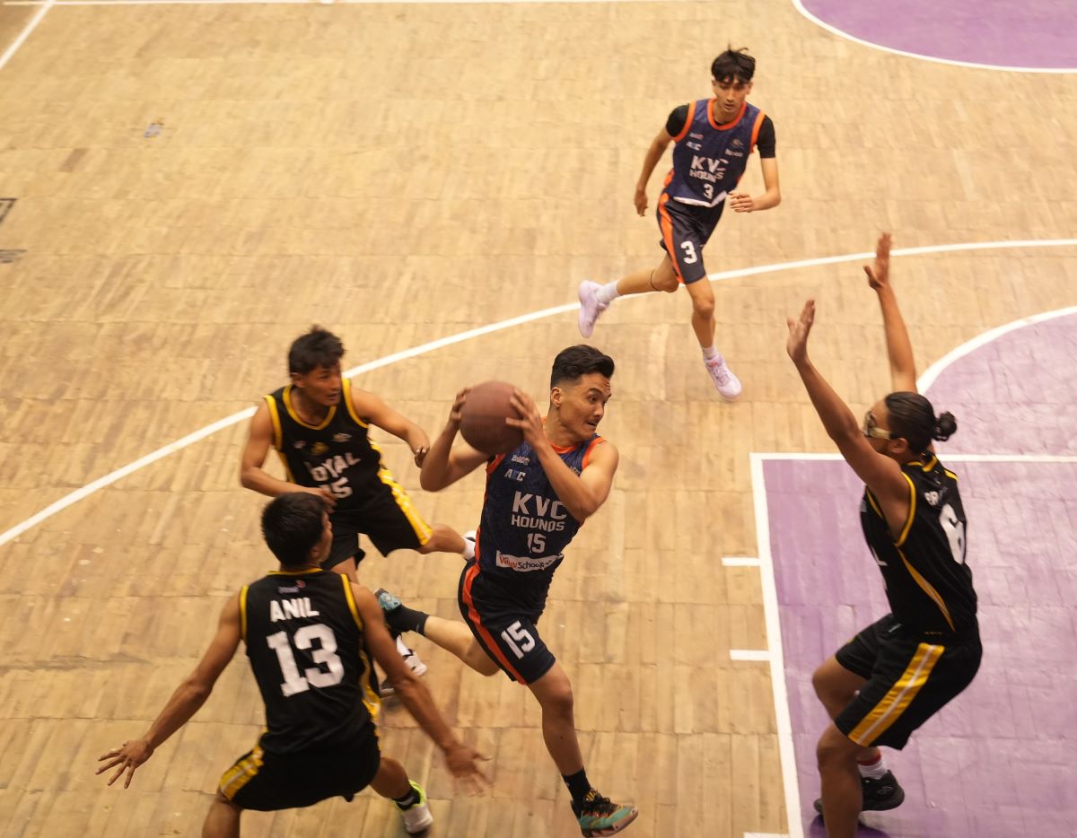 एचजेएनबीएल: हाउण्ड्सको पहिलो जित