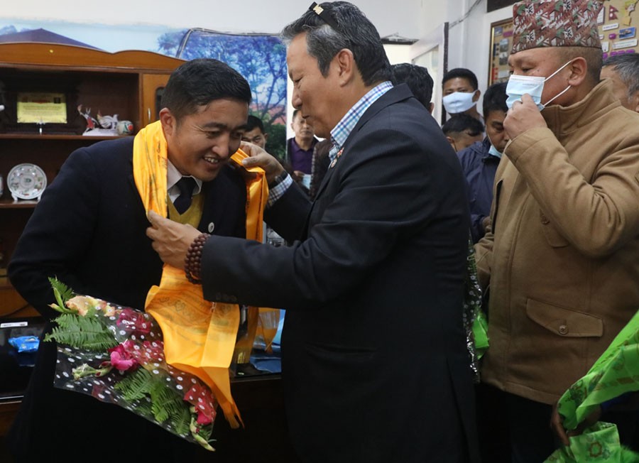 पूर्व सदस्य–सचिव लामाद्वारा राखेप सदस्य–सचिव घिसिङलाई बधाइ