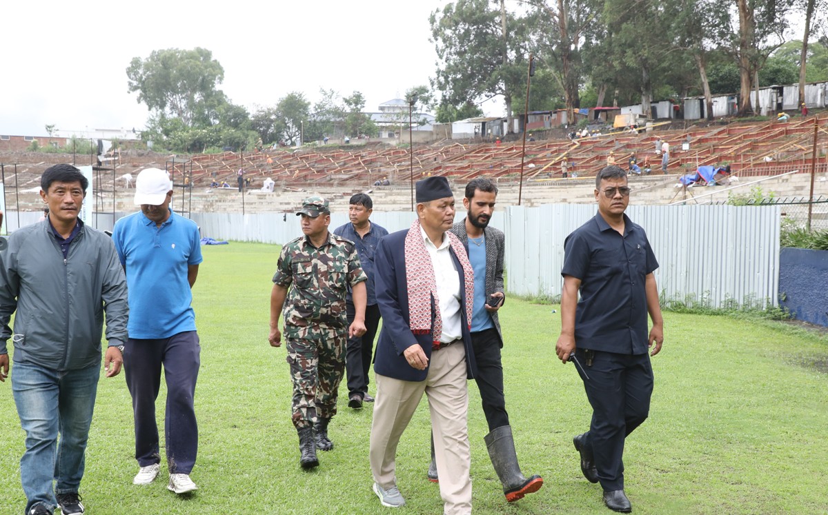मन्त्री चौधरीद्वारा कीर्तिपुर क्रिकेट मैदानको निरीक्षण